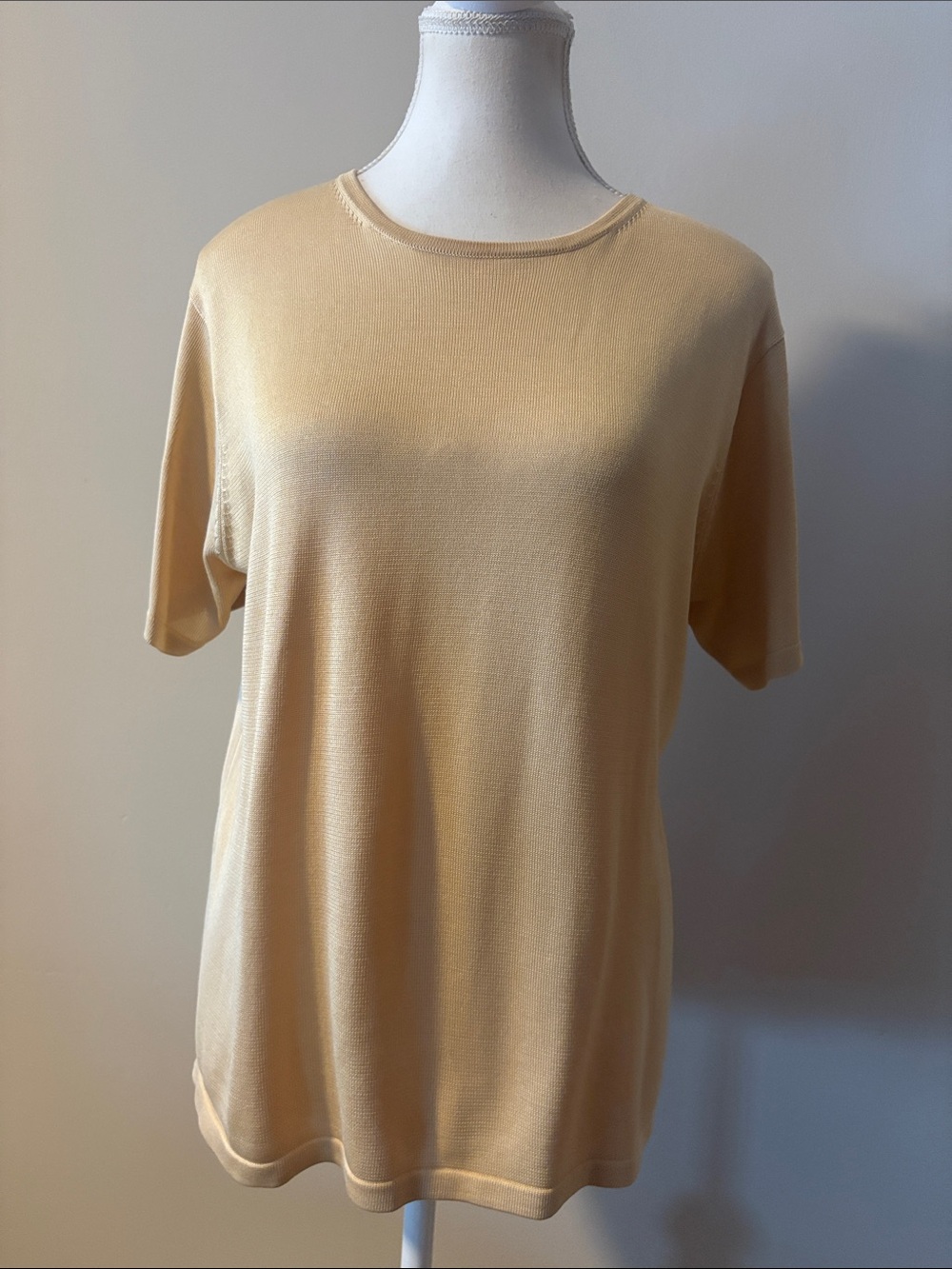VTG Wayne R 100% Silk Butter Yellow Crewneck Short Sleeve Top. Size Large